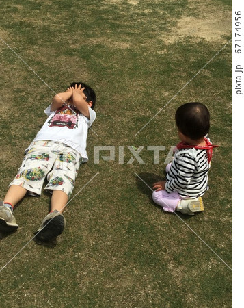 芝生で遊ぶ子供たち 67174956