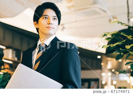 ノートパソコンを持つビジネスマン ノートパソコンを持つビジネスマン 67174971