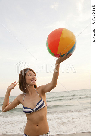 ビーチボールで遊ぶ女性の写真素材