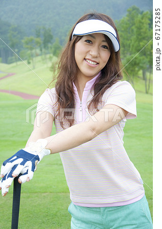 女性ゴルファー 67175285