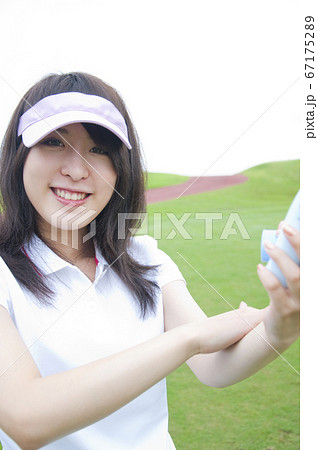 日焼け止めを塗る女性 日焼け止めを塗る女性 67175289