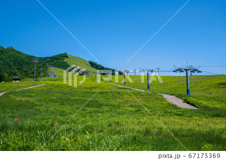 新緑のころの飯士山　湯沢町岩原　新潟県 67175369