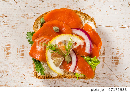 オープンサンドイッチ　Open sandwich  67175988