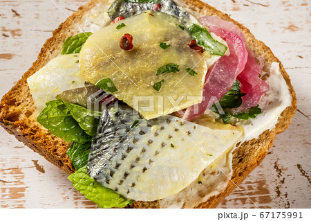 オープンサンドイッチ　Open sandwich  67175991