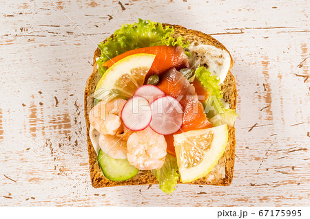 オープンサンドイッチ　Open sandwich  67175995