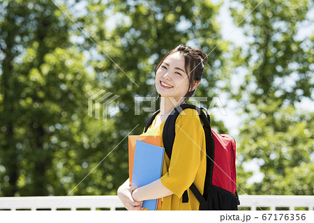 若い女性 学生 ポートレート 若い女性 学生 ポートレート 67176356