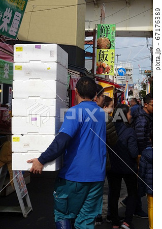 【縦構図】函館朝市　賑わう市場、賑わう観光客 67176389