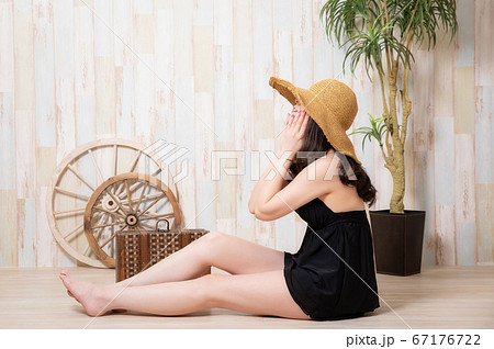 水着をきた女性 水着をきた女性 67176722
