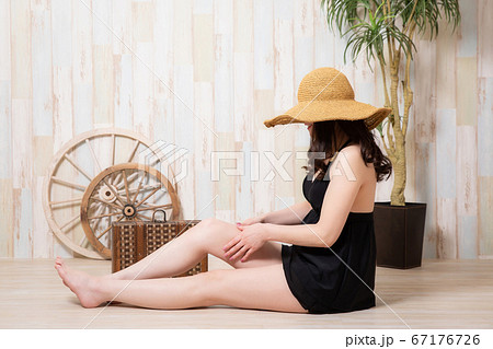 水着をきた女性 水着をきた女性 67176726