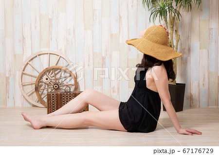 水着をきた女性 67176729