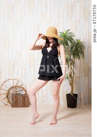 水着を着た女性 67176750