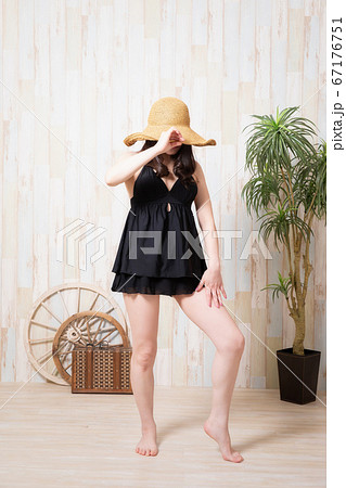 水着を着た女性 67176751