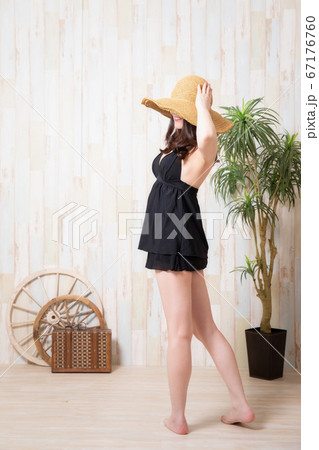 水着を着た女性 水着を着た女性 67176760