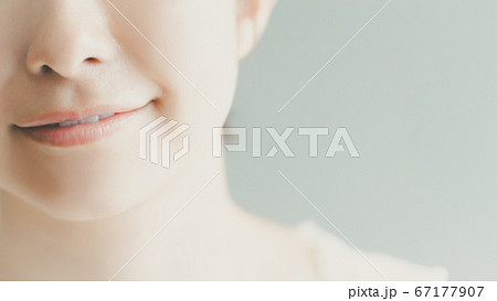 嘲笑う30代女性 67177907