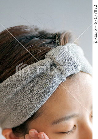 洗面用ヘアバンドをした30代女性 67177922