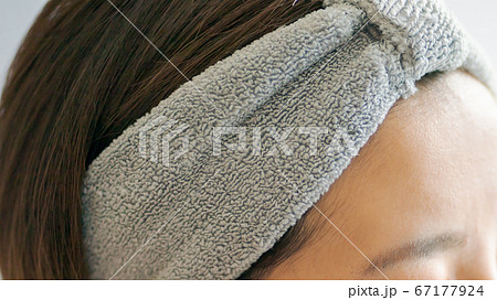 洗面用ヘアバンドをした30代女性 洗面用ヘアバンドをした30代女性 67177924