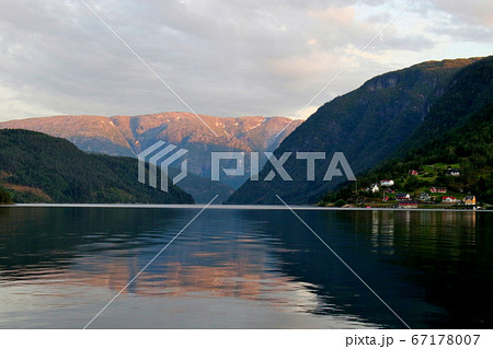 ノルウェー ハダンゲルフィヨルド、ウルヴィク地区ホテルより南側の黄昏迫る静かな水面と夕日の山を望む ノルウェー ハダンゲルフィヨルド、ウルヴィク地区ホテルより南側の黄昏迫る静かな水面と夕日の山を望む 67178007