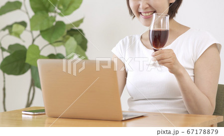 オンライン飲み会 67178879