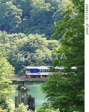 新緑の只見線 67178963