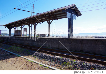 宍道湖沿いを走る一畑電車の線路とレトロな駅のホームと青い空の風景 … 島根県 松江市（晴れ） 67179621