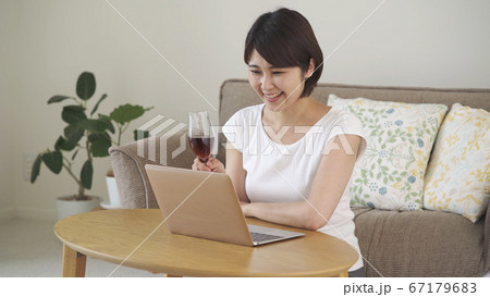 オンライン飲み会 67179683