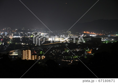 広島県三原市の夜景、画面中央は山陽新幹線の光跡 広島県三原市の夜景、画面中央は山陽新幹線の光跡 67180671