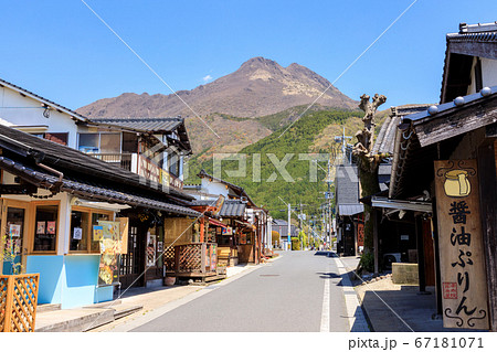 大分県湯布院　由布岳と湯の坪街道 67181071