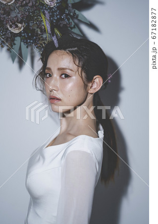 ウェディングドレスを着た花嫁 ウェディングドレスを着た花嫁 67182877