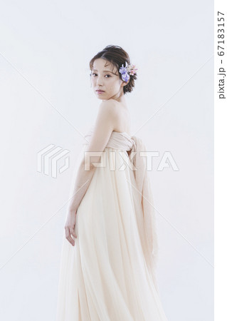 ウェディングドレスを着た女性 67183157