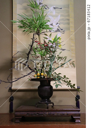 お正月の床の間に飾った鶴の掛け軸と生け花の写真素材