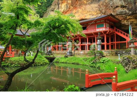 世界遺産　平泉　夏の達谷窟毘沙門堂 67184222