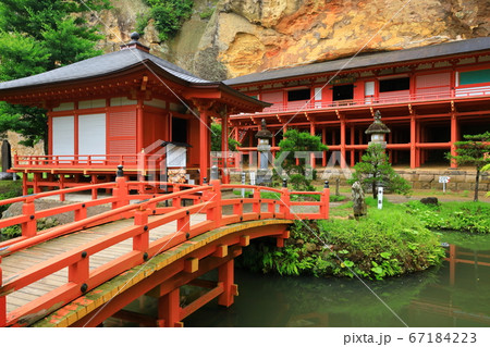 世界遺産　平泉　夏の達谷窟毘沙門堂 67184223