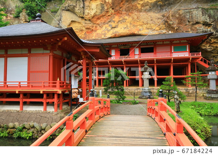 世界遺産　平泉　夏の達谷窟毘沙門堂 67184224