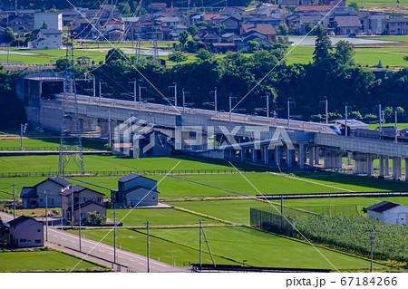 富山・田園地帯を走る北陸新幹線 67184266