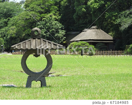 岡山県岡山市北区にある日本庭園（大名庭園）「後楽園」：茶庭型石灯篭（芝生の上の丸い輪型灯篭） 67184985