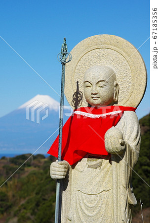 西伊豆恋人岬の幸福地蔵と富士山 67185356