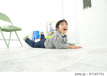 笑顔の男の子 67185791