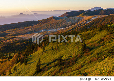 紅葉の芳ヶ平湿原と草津白根山 浅間山 富士山の写真素材