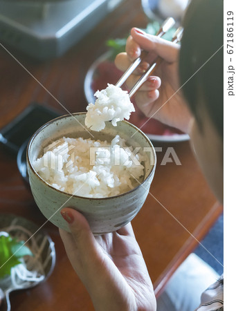 旅館で日本食を食べる若い女性のイメージカット 旅館で日本食を食べる若い女性のイメージカット 67186119
