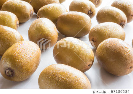 食べ頃のゴールドキウイの写真素材