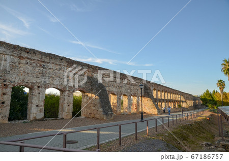 夕方のサン・ラサロ水道橋（スペイン・メリダ） 67186757