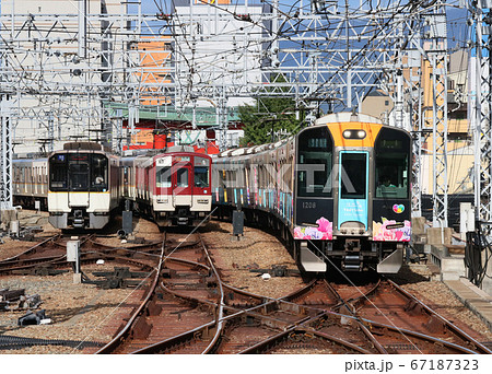 阪神尼崎駅で引上げ線に並ぶ電車 67187323