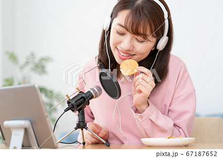 YouTubeで咀嚼音を配信する若い女性 YouTubeで咀嚼音を配信する若い女性 67187652
