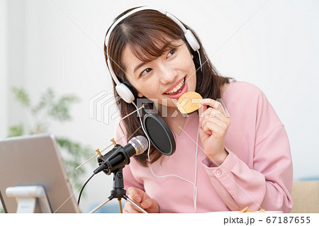 YouTubeで咀嚼音を配信する若い女性 YouTubeで咀嚼音を配信する若い女性 67187655