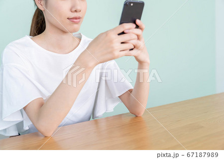 スマホでオンラインショッピングをする女性 67187989