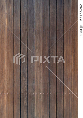 木の扉、縦位置 67188082