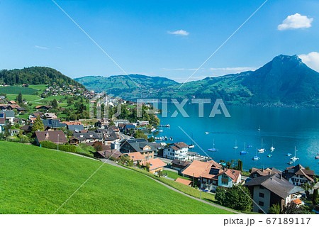 青い空と青い湖と家と山のスイス 67189117