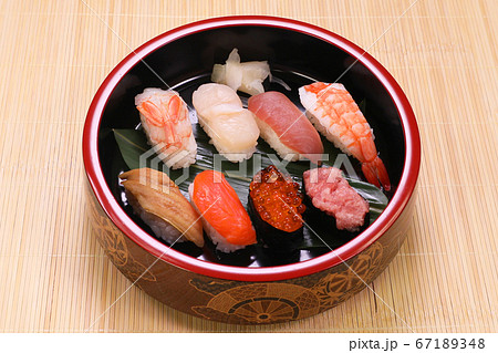 赤い寿司桶 エビの絵柄付き 塩徳屋 寿司桶 赤 エビの絵柄 寿司