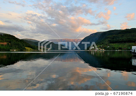 ノルウェー ハダンゲルフィヨルド、ウルヴィク地区ホテル南側より白夜の黄昏の山々と水面と夕焼け空を望む ノルウェー ハダンゲルフィヨルド、ウルヴィク地区ホテル南側より白夜の黄昏の山々と水面と夕焼け空を望む 67190874