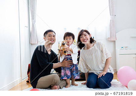 端午の節句を祝う家族　5月人形 67191819